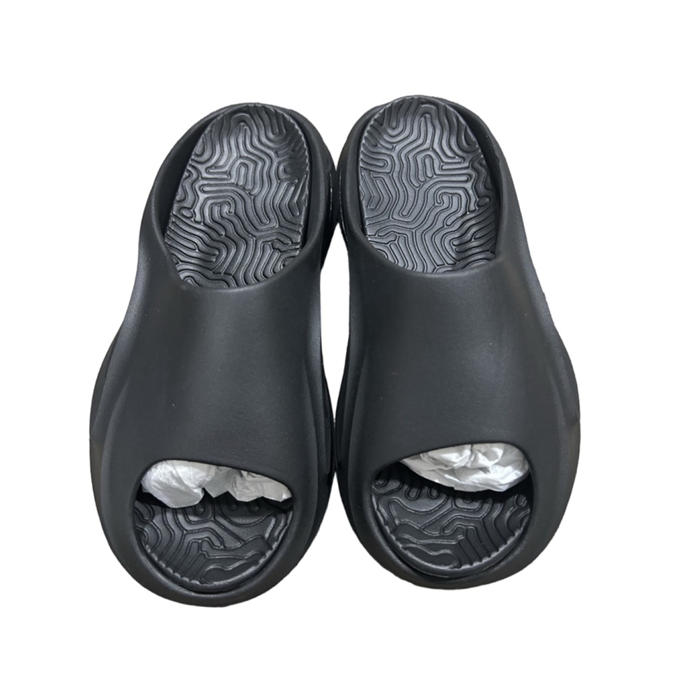 New without box PrettyLittleThings Black Rubber Sliders with side cutouts size 7